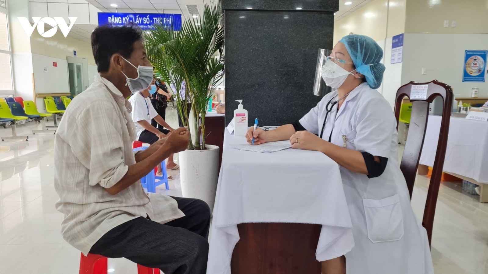 Kiên Giang tiêm vaccine cho hơn 3.500 người mắc bệnh mãn tính, người già, tàn tật
